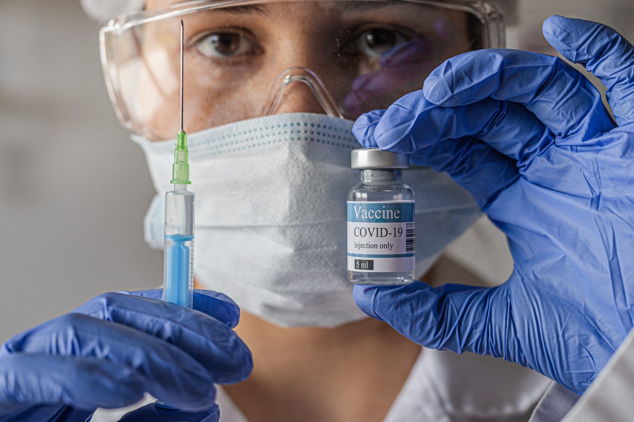 Covid 19 new vaccine. Covid 19 vaccine. Вакцинация во время эпидемии. Доктор с уколом. Влияние пандемии covid-19.